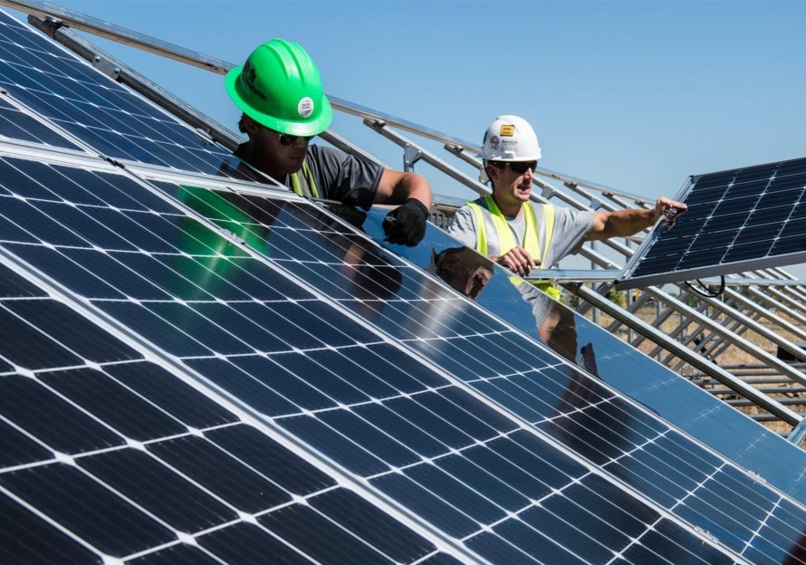 Greenovative Mitarbeitende bauen einen Solarpark auf