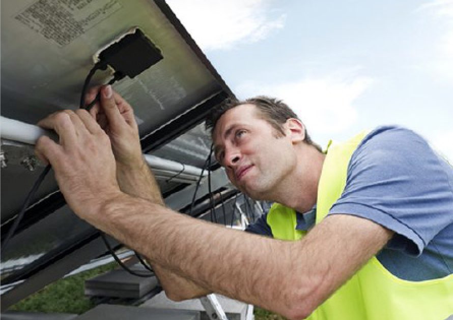 Ein Greenovative Mitarbeiter führt Serviearbeiten an Photovoltaikmodul aus