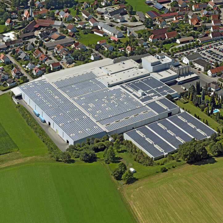Drohnenaufnahme der Brauerei Rapp in Kutzenhausen mit Photovoltaik-Dachanlage