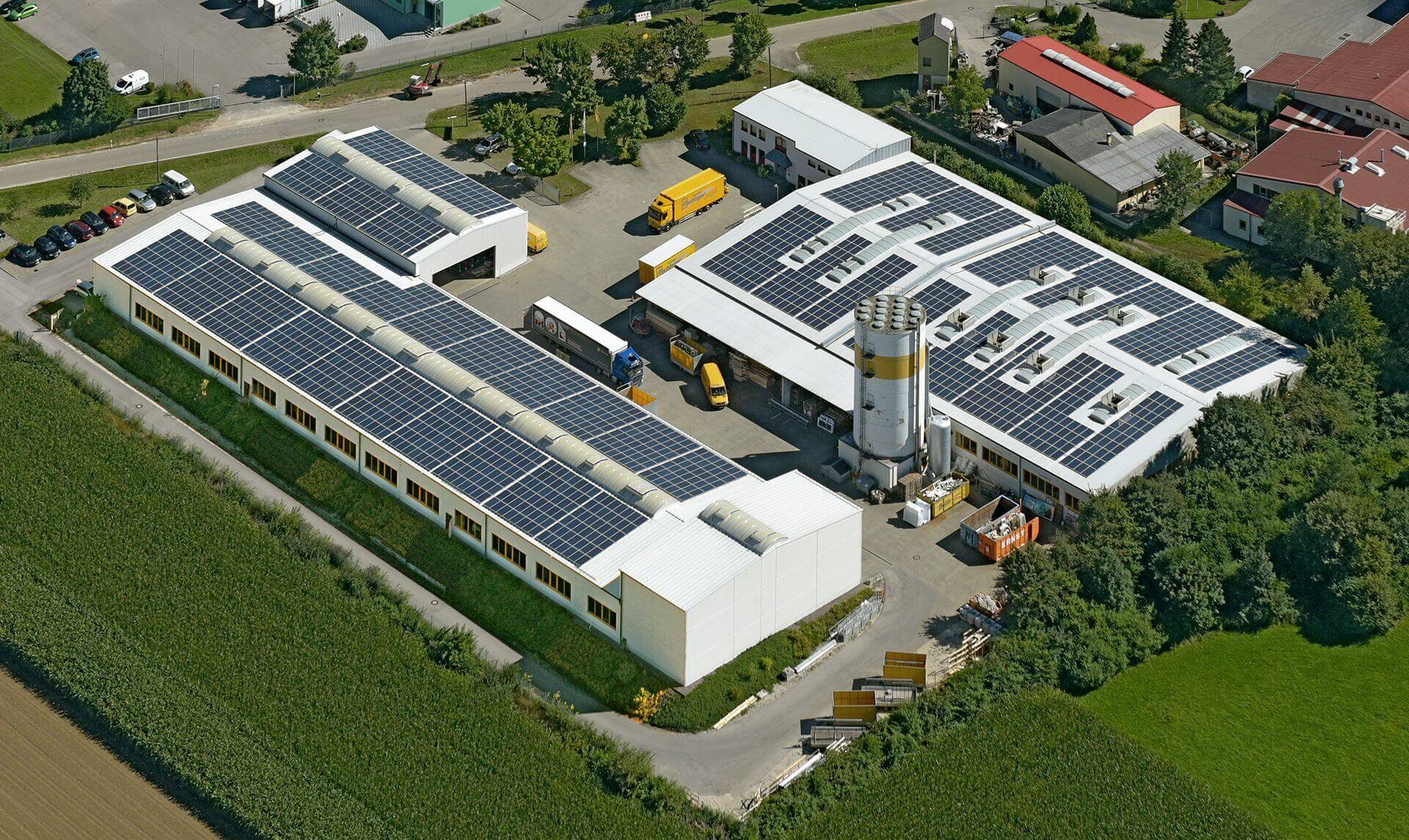 Dachanlage Photovoltaik Fabrikgebäude