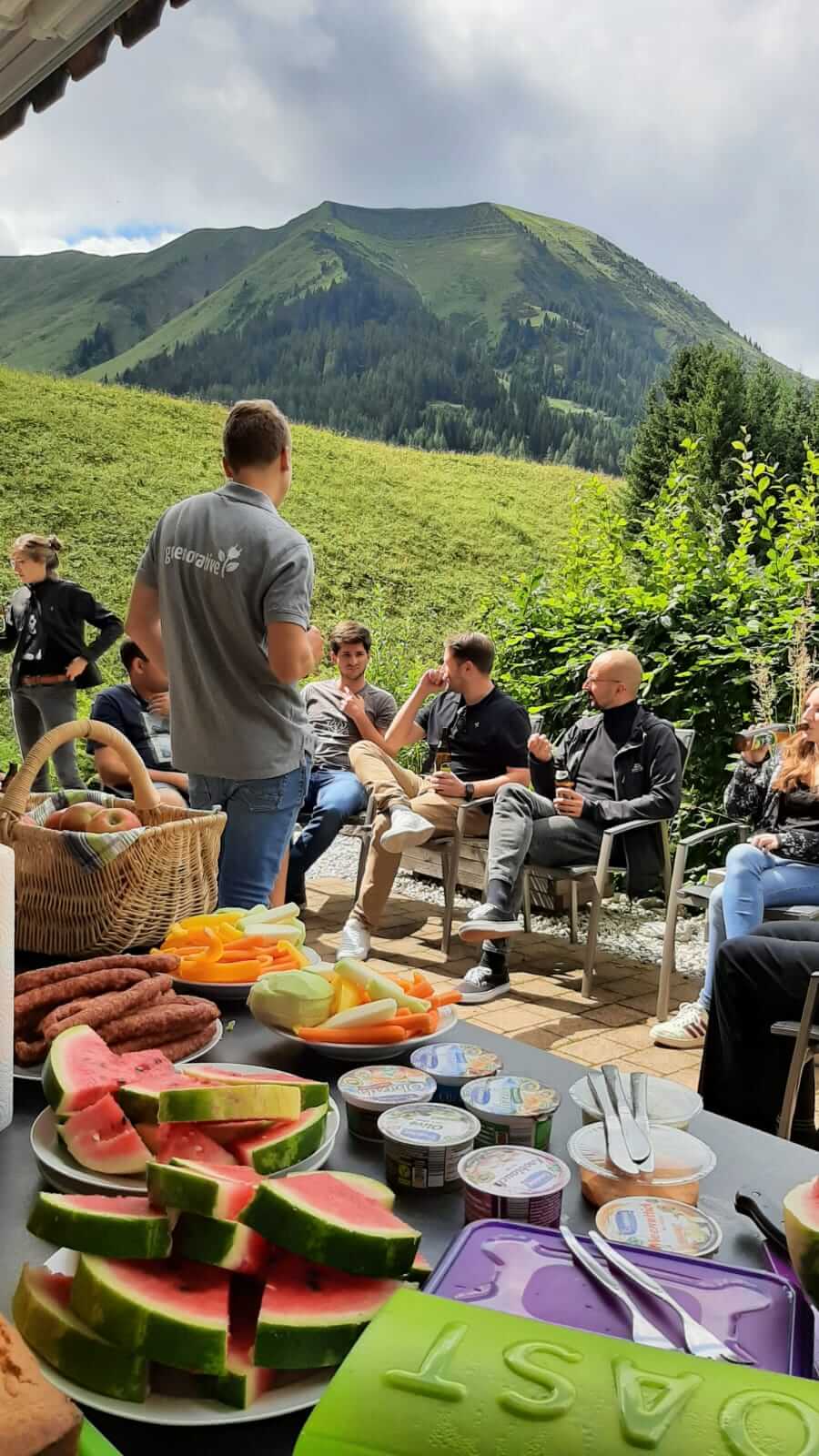 Greenovative-Team beim Essen auf einer Berghütte